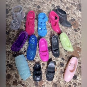 single Barbie shoes (13) & a blue leg warmer